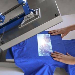 Custom,T-shirt.,Woman,Using,Heat,Press,To,Print,Image,Of